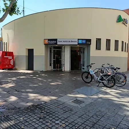 Close To And 15 Mints To La Rambla By Tren アパート