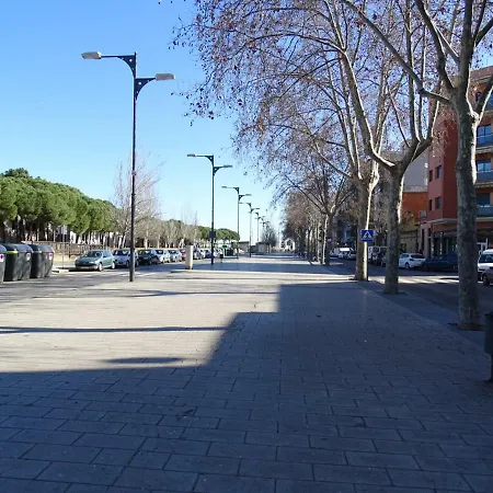 Close To And 15 Mints To La Rambla By Tren アパート
